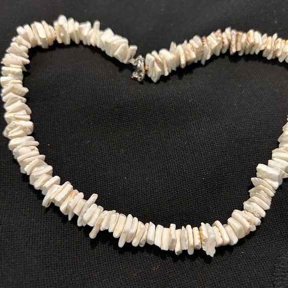 Pre-loved Bright White Puka Shell choker. Unbranded. - Picture 3 of 6